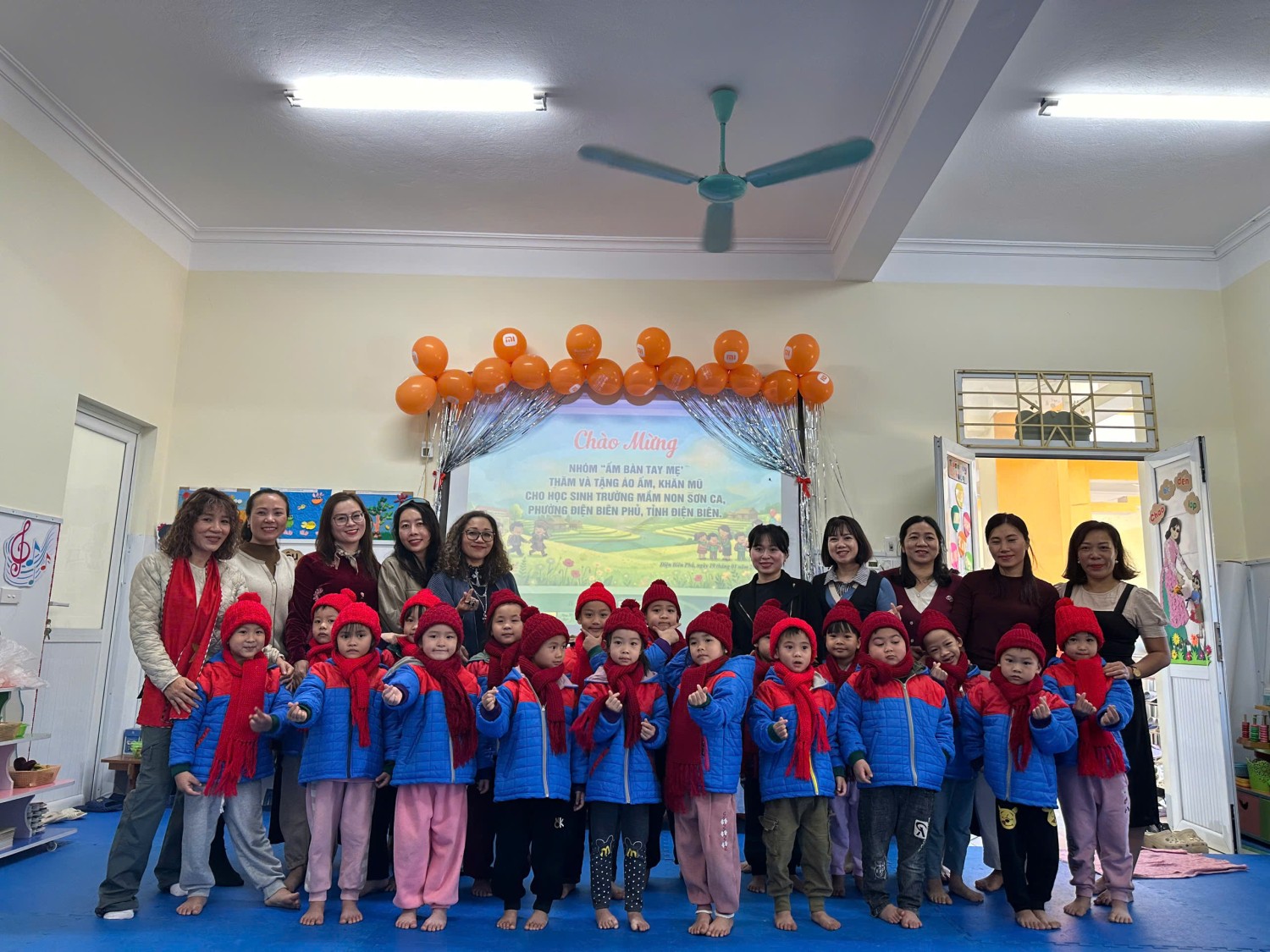 NHÓM THIỆN NGUYỆN “ẤM BÀN TAY MẸ” THĂM VÀ TẶNG ÁO ẤM, KHĂN MŨ CHO HỌC SINH TRƯỜNG MẦM NON SƠN CA, PHƯỜNG ĐIỆN BIÊN PHỦ, TỈNH ĐIỆN BIÊN